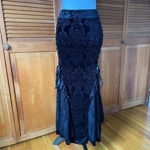 Gothic Victorian Vkei Velvet Eden Black Damask Velvet Lace-Up Ruffle Skirt S - Picture 1 of 8